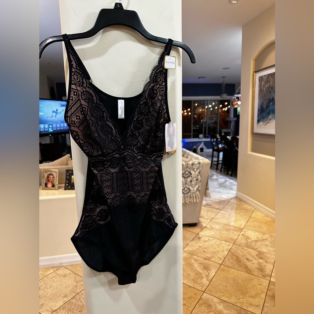 NWT Adrienne Vittadini Studio Shaping Lace Bodysuit, Black & Blush Pink, Large